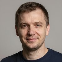 Улыбающийся клиент Bet Turkiye Guncel, изучивший базовые правила игры в крэпс по нашим руководствам